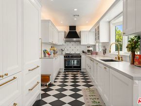 7918 Hillside Avenue, Los Angeles CA 90046