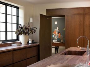2720 Glendower Avenue, Los Angeles CA 90027