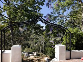 2720 Glendower Avenue, Los Angeles CA 90027