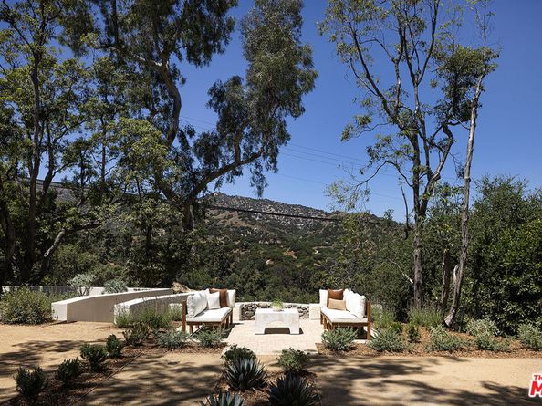 2720 Glendower Avenue, Los Angeles CA 90027
