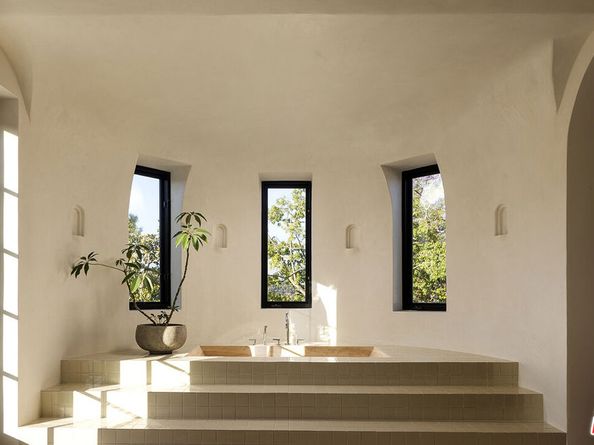 2720 Glendower Avenue, Los Angeles CA 90027