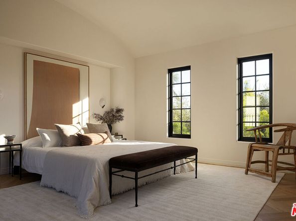 2720 Glendower Avenue, Los Angeles CA 90027