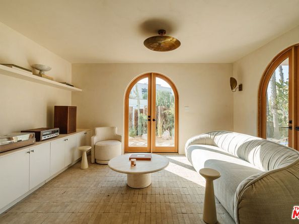 1568 Murray Circle, Los Angeles CA 90026