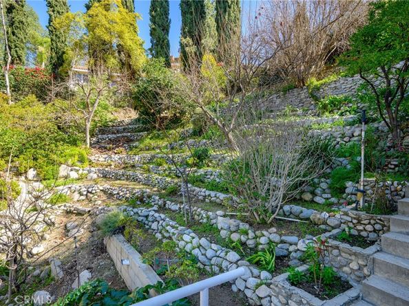 3275 Buckingham Road, Glendale CA 91206