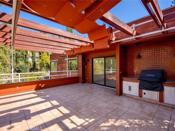 3275 Buckingham Road, Glendale CA 91206