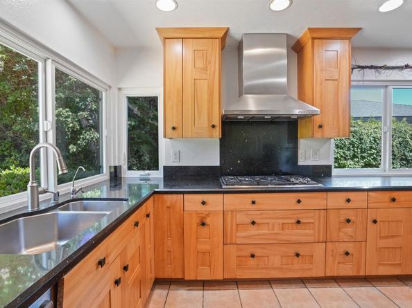 911 Orchid Way, Carlsbad CA 92011