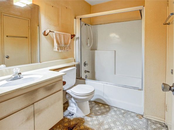 2710 W Segerstrom Avenue D, Santa Ana CA 92704