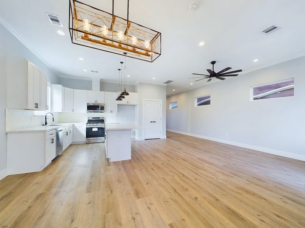 5029 Creekmont Drive, Houston TX 77091