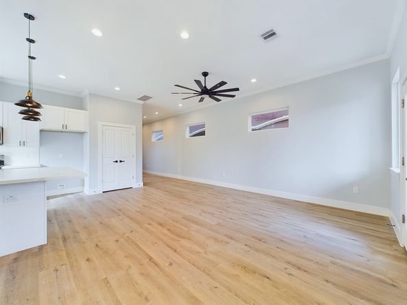 5029 Creekmont Drive, Houston TX 77091