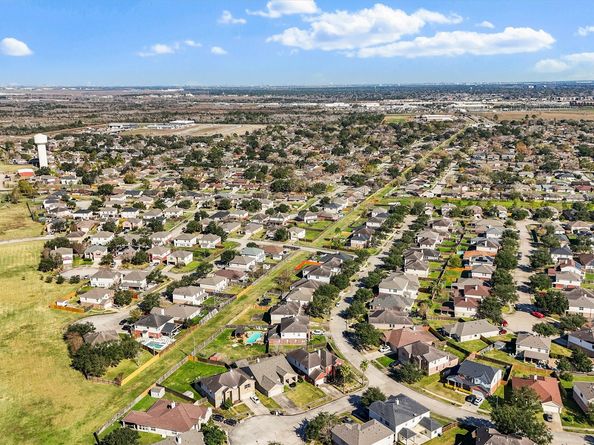 4722 Lunsford Hollow Lane, Friendswood TX 77546