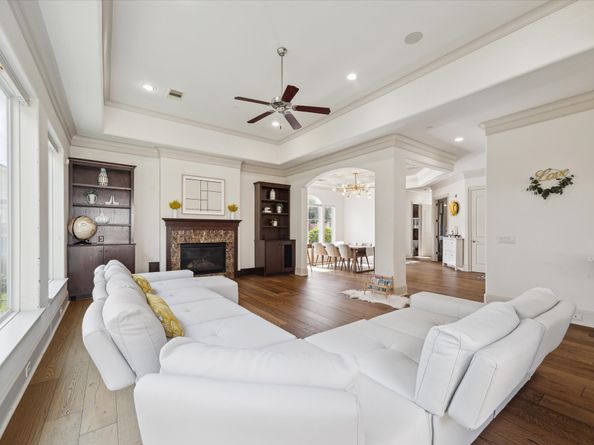 86 S Creekside Court, Houston TX 77055