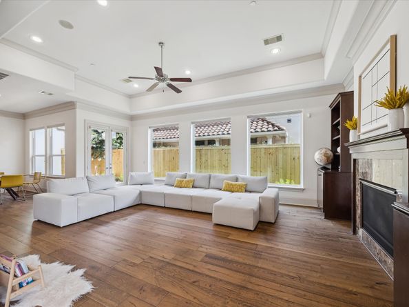 86 S Creekside Court, Houston TX 77055