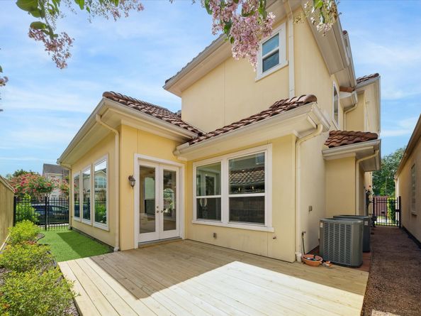 86 S Creekside Court, Houston TX 77055