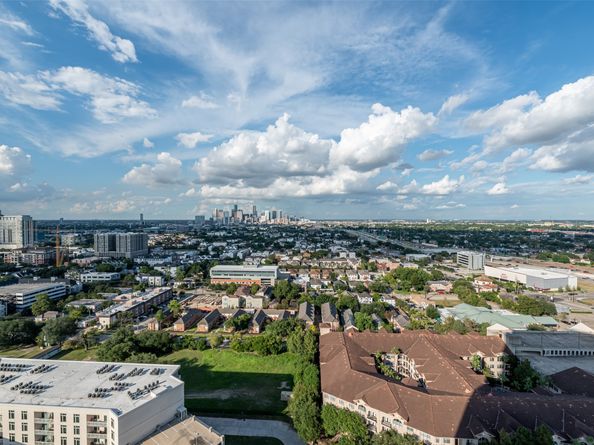 1701 Hermann Drive 24B, Houston TX 77004