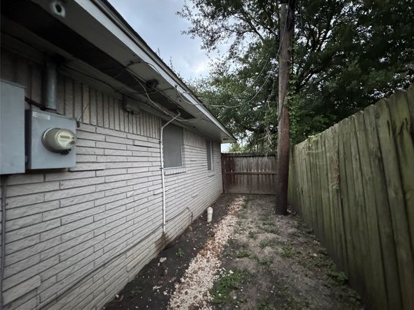 1102 Laurentide Street, Houston TX 77029