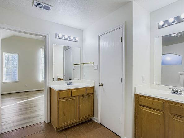 826 Forest Hillside Lane, Houston TX 77067