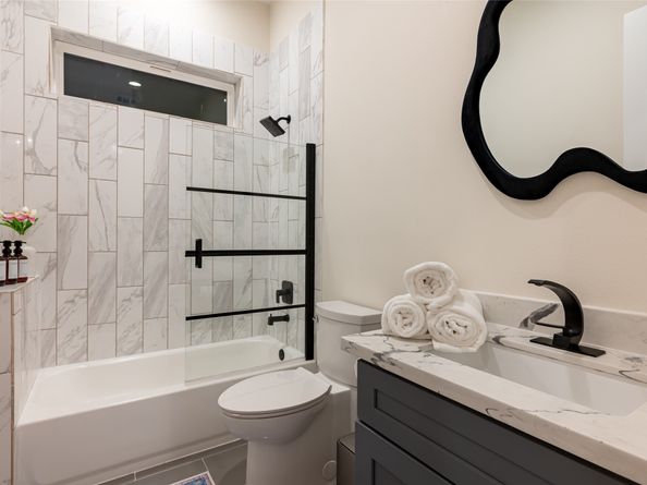 915 Thompson Street, Houston TX 77007