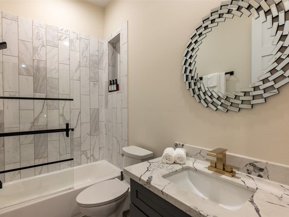 915 Thompson Street, Houston TX 77007