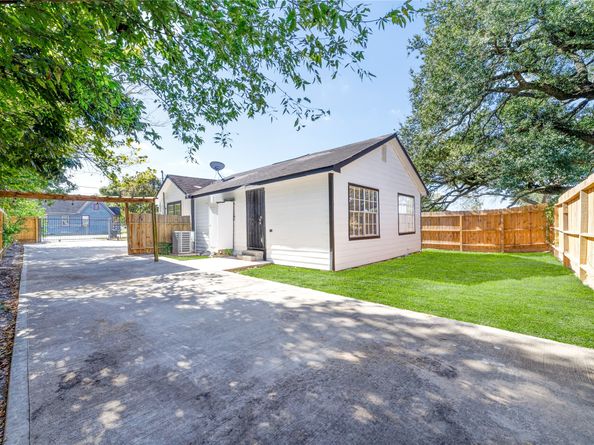 9201 Klondike Street, Houston TX 77075