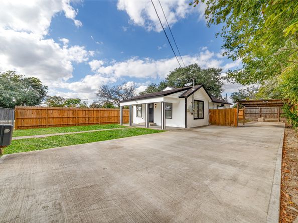 9201 Klondike Street, Houston TX 77075