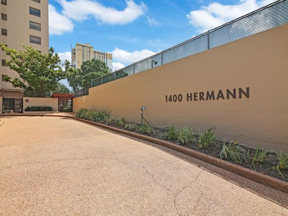 1400 Hermann Drive 11E, Houston TX 77004