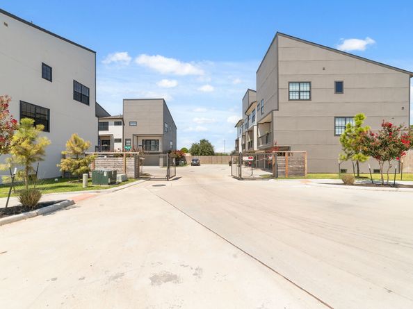 11096 N Hoa Sen Circle, Houston TX 77072