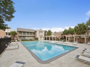 1223 Fountain View Drive 124, Houston TX 77057