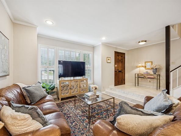 1223 Fountain View Drive 124, Houston TX 77057