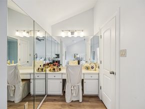 1223 Fountain View Drive 124, Houston TX 77057