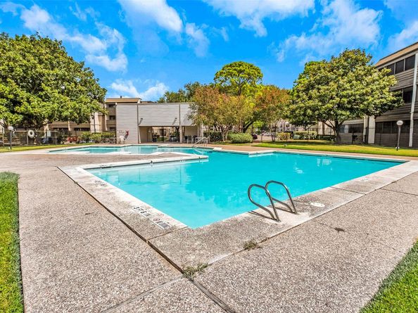 3035 Walnut Bend Lane 35, Houston TX 77042