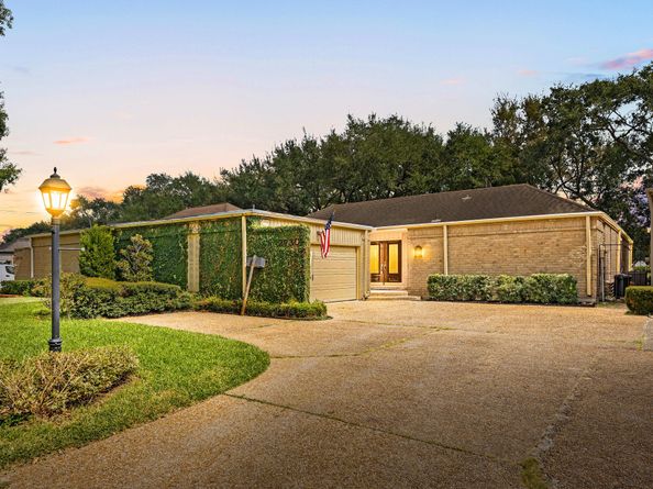 2930 Country Club Boulevard, Sugar Land TX 77478