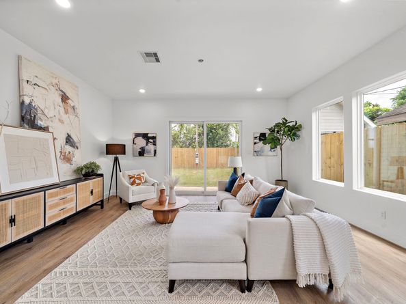 406 E 33rd Street, Houston TX 77018