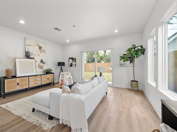 406 E 33rd Street, Houston TX 77018