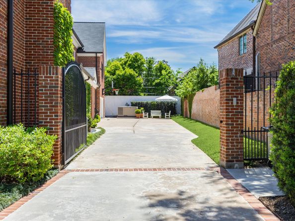 2413 Brentwood Drive, Houston TX 77019