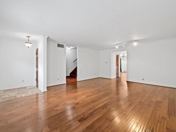 5819 Valley Forge Drive 91, Houston TX 77057