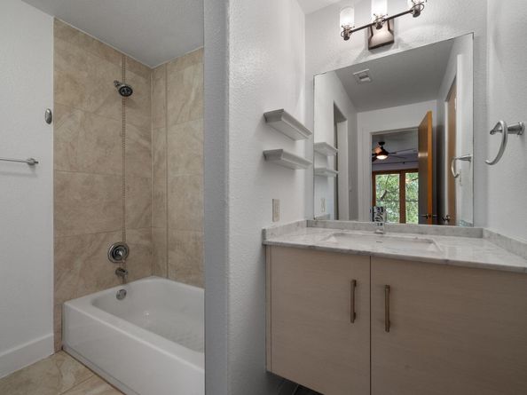 1101 Grove BLVD 803, Austin TX 78741