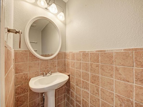 913 Whitley DR, Leander TX 78641