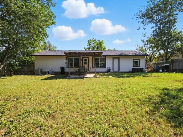 1400 Meadows DR, Round Rock TX 78681