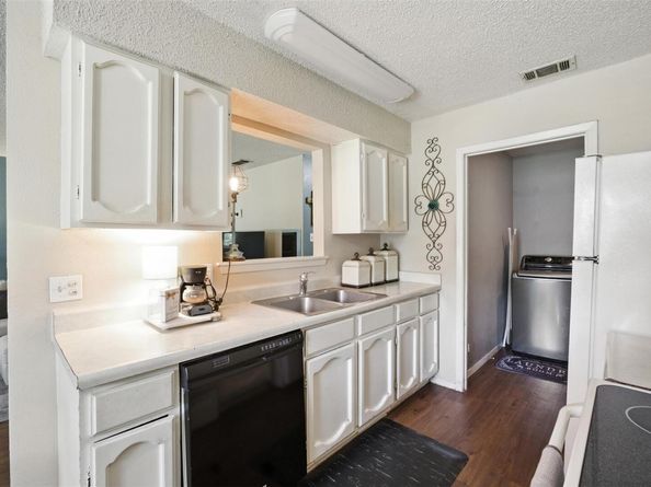 1400 Meadows DR, Round Rock TX 78681