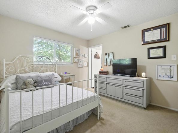 1400 Meadows DR, Round Rock TX 78681