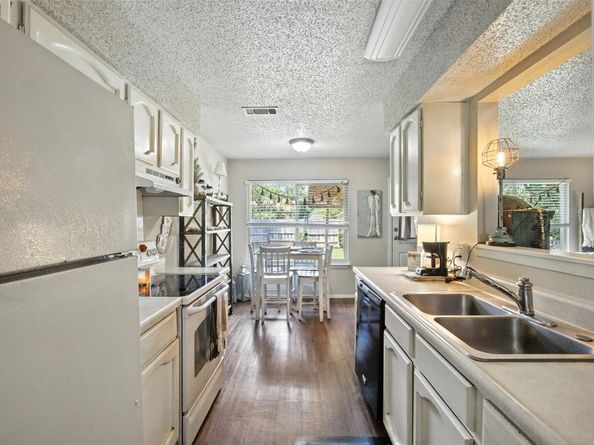 1400 Meadows DR, Round Rock TX 78681