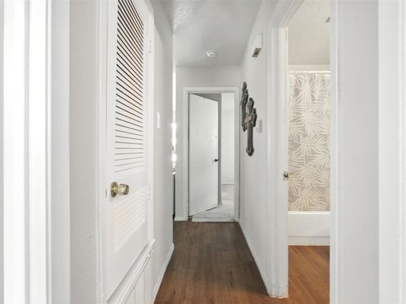 1400 Meadows DR, Round Rock TX 78681