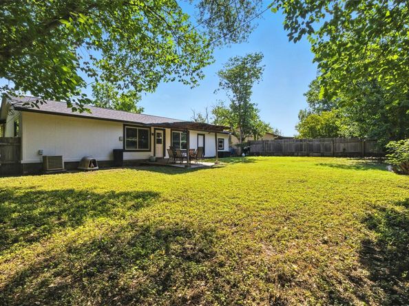 1400 Meadows DR, Round Rock TX 78681