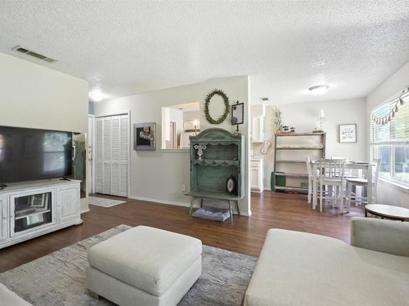 1400 Meadows DR, Round Rock TX 78681