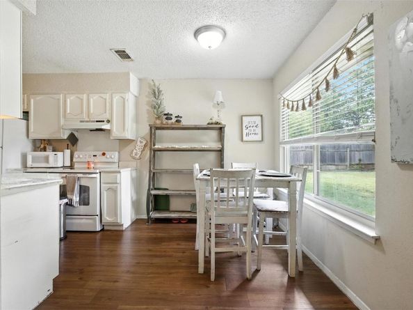 1400 Meadows DR, Round Rock TX 78681