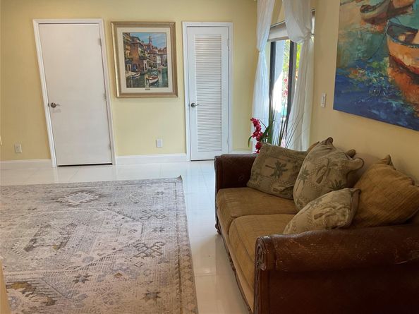 10477 NW 4th St, Coral Springs FL 33071