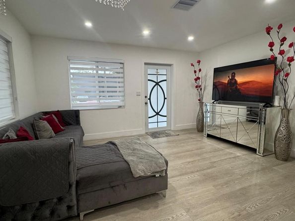 6404 Meade St, Hollywood FL 33024