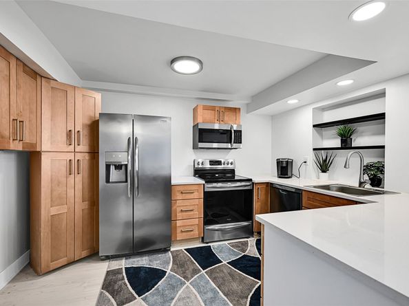 800 Parkview Dr 1001, Hallandale Beach FL 33009