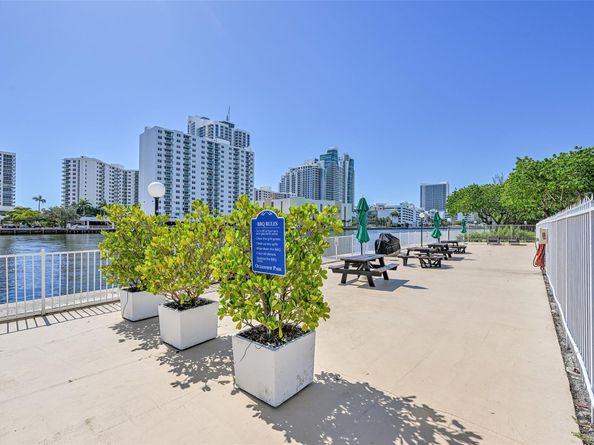 800 Parkview Dr 1001, Hallandale Beach FL 33009