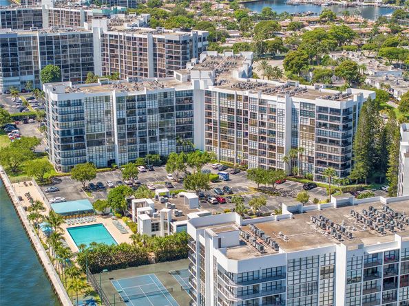 800 Parkview Dr 1001, Hallandale Beach FL 33009